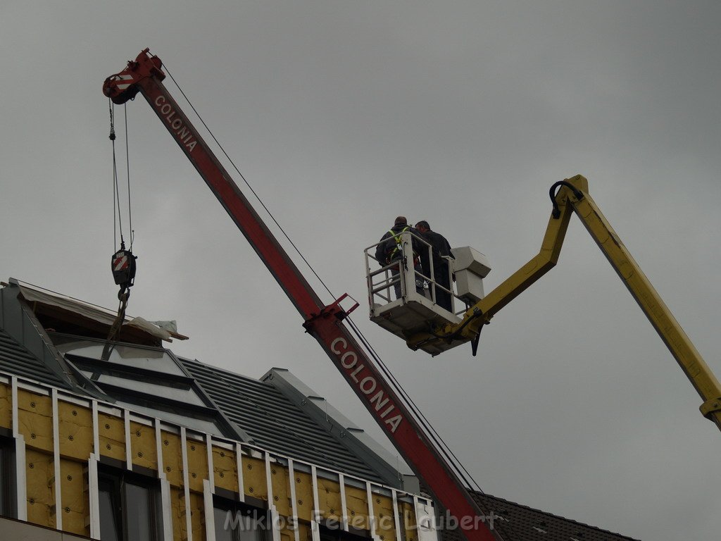800 kg Fensterrahmen drohte auf Strasse zu rutschen Koeln Friesenplatz P37.JPG